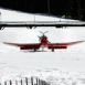 Avion rouge sur la neige